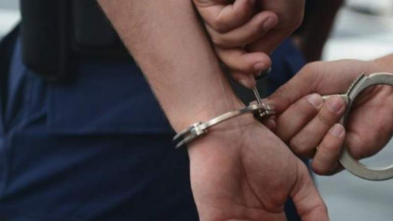 Bărbat arestat preventiv după ce a lovit o femeie cu pumnii în față și i-a furat telefonul mobil pe o stradă din Corbeanca
