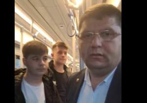 Fiul unui deputat AUR, bătut și amenințat cu cuțitul, într-un tramvai din Craiova