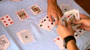 Zece elevi de la un liceu din Argeș, amendați după ce au fost prinși practicând jocuri de noroc chiar în timpul orelor de curs
