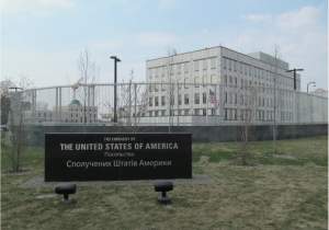 Statele Unite evacuează din Ucraina personalul neesențial și familiile diplomaților