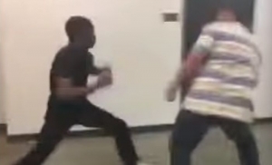 VIDEO. Incredibil! Bătaie cu pumnii și picioarele între un profesor și un elev pe holurile școlii