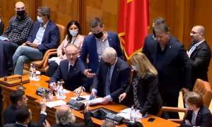 Imagini incredibile în Parlamentul României! Deputatul PNL Florin Roman, evacuat cu forța de la prezidiu: chestorii au tras scaunul de sub el (VIDEO)