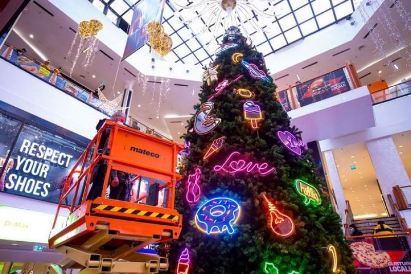 Iulius Mall Iași a despodobit bradul alături de clienții săi – 80 de norocoși au plecat acasă cu o decorațiune neon!