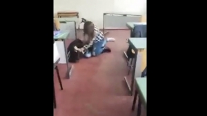 Școala ca o junglă! Elevă bătută cu sălbăticie de o colegă. Imaginile au fost postate pe Internet (VIDEO)