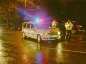 Focuri de armă, trase după o maşină în Argeş: patru tineri au reuşit să fugă de poliţişti