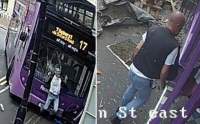 VIDEO INCREDIBIL! Un bărbat lovit în plin de autobuz se ridică și își vede liniștit de drum