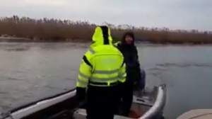 Trei polițiști de frontieră, prinși într-o barcă pe un lac unde accesul este interzis: au scăpat doar cu o amendă (VIDEO)