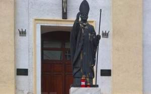 Statuia Papei Ioan Paul al II-lea din Suceava, vandalizată: i-au furat bastonul pastoral, după ce, cu câteva luni în urmă, a dispărut și crucifixul