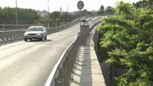 Incident șocant în Oradea: Un adolescent a căzut cu bicicleta de pe un pod și a murit pe loc