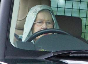 Regina Elizabeth a II-a, surprinsă la volan fără centură, imediat după accidentul prințului consort