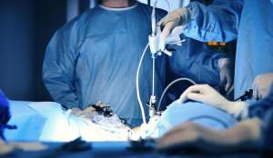 Un medic ginecolog și un anestezist de la un spital privat din Suceava, trimiși în judecată pentru ucidere din culpă