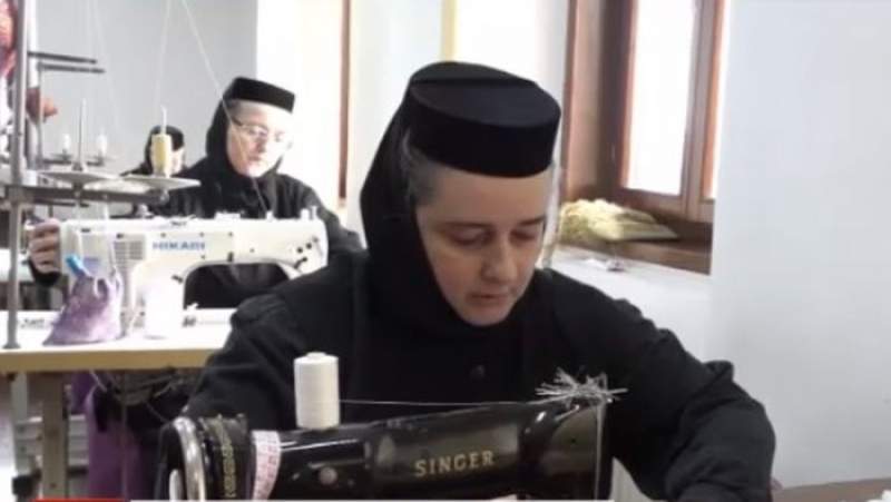 Călugărițele din Iași confecționează măști și lenjerii pentru spitalele implicate în combaterea pandemiei