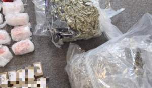 Doi traficanți, reținuți pentru introducerea în țară a 25 kg de droguri din Spania