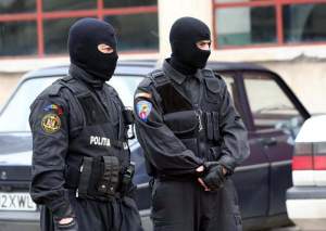 Zeci de percheziții domiciliare la contrabandiștii de țigări din Constanța: 14 suspecți au fost reținuți
