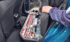 Moldovean prins cu sute de pachete cu țigări de contrabandă ascunse sub bancheta din spate a mașinii