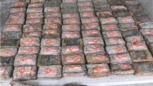 Aproape 650 kg de cocaină descoperite pe o barcă „fantomă” eșuată pe țărmurile unei insule din Pacific