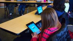 250.000 de elevi vor primi tablete pentru a putea participa la cursurile online