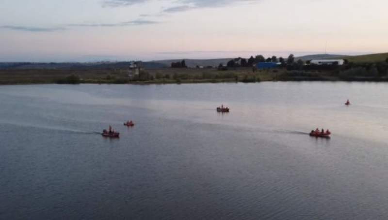 Un tânăr 18 ani s-a înecat în apele lacului Lipoveni, din Suceava: cinci echipaje de pompieri militari îl caută