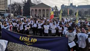 Peste 200 de sindicaliști din învățământul preuniversitar ieșean au protestat în fața Prefecturii