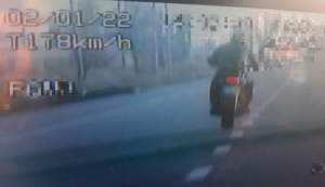 Motociclist lăsat fără permis după ce a fost prins circulând cu 178 km/h în localitate: a fost fotografiat când rula cu 104 km/h fără a ține mâinile pe ghidon
