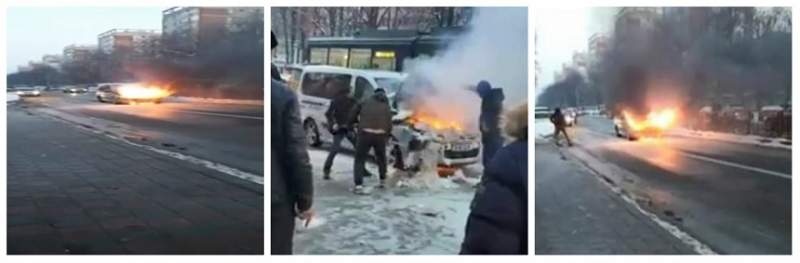 Mașină cuprinsă de flăcări pe o stradă din Iași. A fost stinsă de trecători cu zăpadă