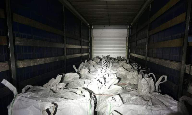 Peste 47 de tone de deșeuri, oprite la intrarea în țară de polițiștii de frontieră din Bihor