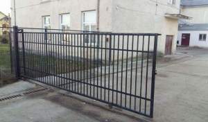 Elev din Botoșani strivit de poarta școlii. Copilul a fost adus în stare gravă la Iași