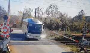 Șofer de autobuz, surprins când trece peste barierele de la o trecere de cale ferată în Prahova (VIDEO)