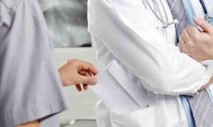 Un medic și un asistent medical din Sibiu, acuzați că au luat mită în bani și alimente pentru pensii de invaliditate