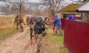 Cum sunt primiți soldații ucraineni într-un sat eliberat de ruși (VIDEO)