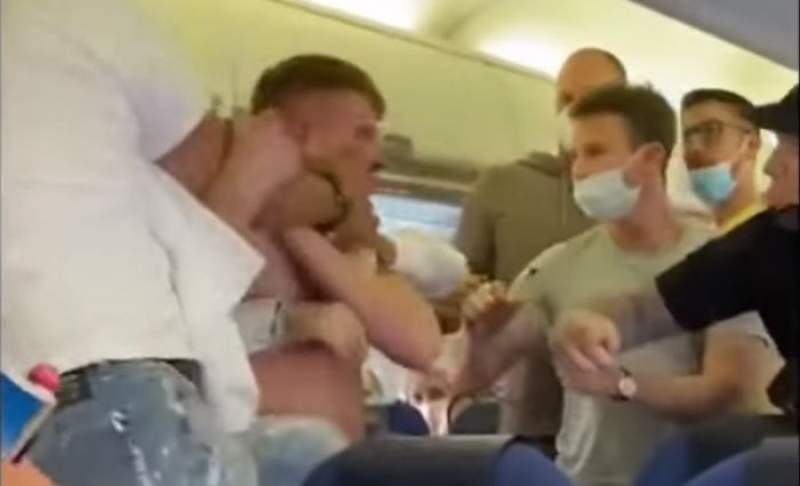 Bătaie în avion: doi pasageri băuți și-au împărțit „cu dărnicie” pumni și picioare din cauza măștii de protecție (VIDEO)
