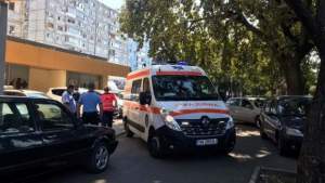 Scene de groază, în Timișoara: bărbat înjunghiat în gât de iubita sa