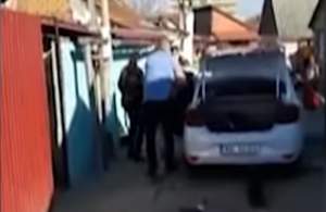 Halucinat: mai mulți petrecăreți din Arad care se distrau în mijlocul străzii au atacat cu lopeți și sticle polițiștii sosiți să-i calmeze (VIDEO)
