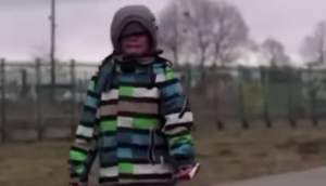 Băiețel de numai 5 ani, surprins în timp ce trece singur frontiera cu Polonia: plânge și târăște după el o jucărie din pluș (VIDEO)