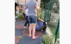 Copil de 12 ani, snopit în bătaie de două femei, într-un parc din Eforie Nord (VIDEO)
