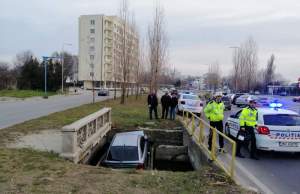 Un șofer beat mangă și cu permisul suspendat a ajuns cu mașina într-un canal din Mamaia