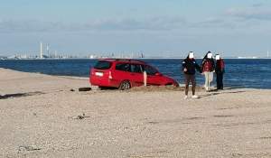 Amendă uriașă pentru un șofer care a rămas blocat în nisip pe o plajă din Constanța