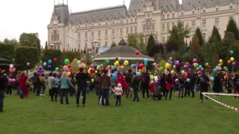 Emoționant: zeci de ieșeni au înălțat spre cer baloane colorate în memoria victimelor accidentelor rutiere