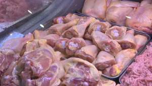 Carne de pui infestată cu Salmonella, depistată de inspectorii ANPC în mai multe supermarketuri din București, Ilfov și Focșani