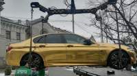BMW „de aur” parcat neregulamentar, ridicat de polițiștii locali din Iași