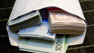 O femeie a fost jefuită de 50.000 de euro în fața unei bănci din Hamburg: banii tocmai îi retrăsese de teama coronavirusului