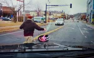 VIDEO ȘOCANT. Un copil cade din mașină cu tot cu scaunul auto special!