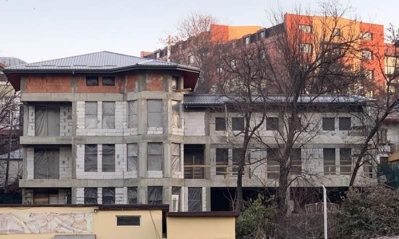 Așa arată clădirea ridicată de la zero pe autorizația consolidării unei case vechi. Are două etaje în plus