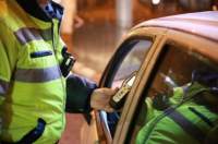 Doi tineri, depistați de polițiști drogați la volan în Piatra-Neamț