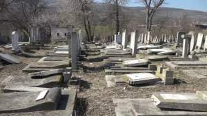 Trei adolescenți, acuzați de Poliție că au vandalizat cimitirul evreiesc din Huși
