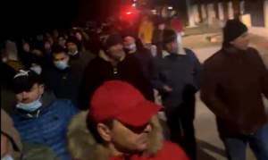 Revoltă în Bolintin, după ce un șofer de microbuz a fost ucis cu o piatră: oamenii au ieșit în stradă, prefectul încearcă să-i calmeze (VIDEO)