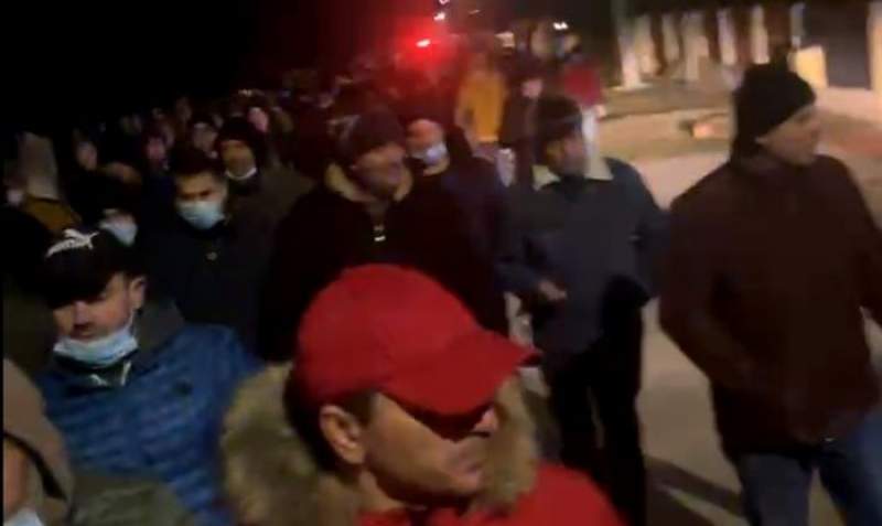 Revoltă în Bolintin, după ce un șofer de microbuz a fost ucis cu o piatră: oamenii au ieșit în stradă, prefectul încearcă să-i calmeze (VIDEO)
