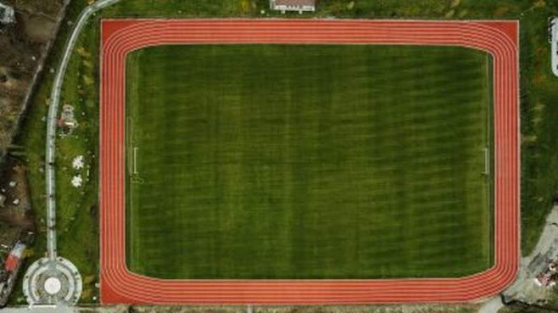 România altfel! Un stadion din Blaj are pistă de atletism dreptunghiulară: primarul, ironizat pe Facebook