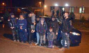 Opt migranți și călăuza lor, opriți la granița cu Serbia