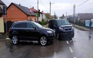 Dubă a Jandarmeriei din Suceava, implicată într-un accident rutier (VIDEO)